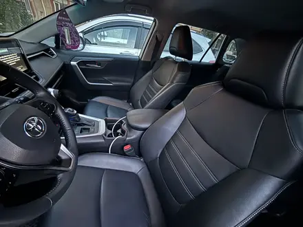 Toyota RAV4 2021 года за 15 500 000 тг. в Актобе – фото 14