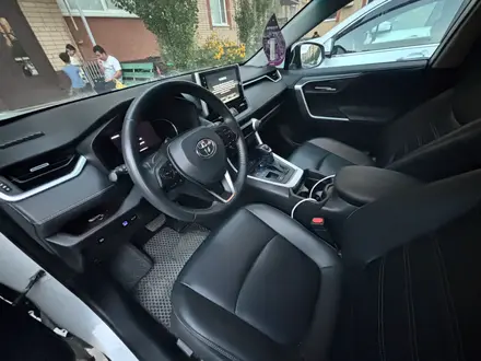 Toyota RAV4 2021 года за 15 500 000 тг. в Актобе – фото 13