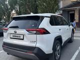 Toyota RAV4 2021 года за 15 500 000 тг. в Актобе – фото 4