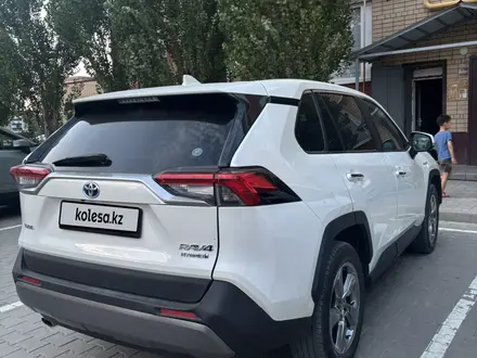 Toyota RAV4 2021 года за 15 500 000 тг. в Актобе – фото 4