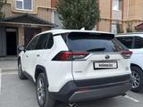 Toyota RAV4 2021 года за 15 500 000 тг. в Актобе – фото 3