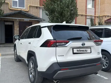 Toyota RAV4 2021 года за 15 500 000 тг. в Актобе – фото 3