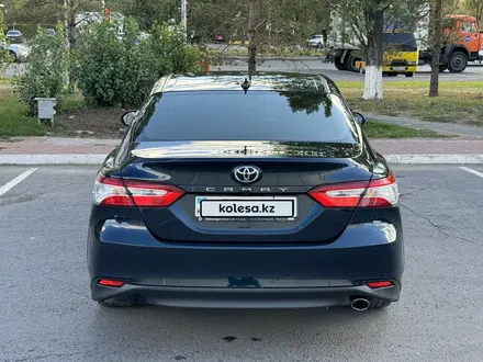 Toyota Camry 2018 года за 11 800 000 тг. в Астана – фото 3