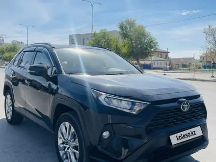 Toyota RAV4 2021 года за 15 800 000 тг. в Атырау – фото 2