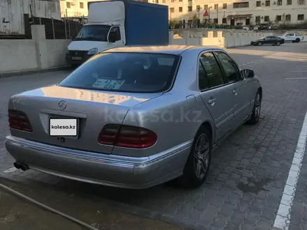 Mercedes-Benz E 320 2001 года за 2 100 000 тг. в Актау – фото 4