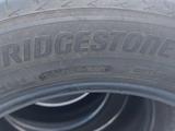 Шины резина Bridgestone r17 215/55 r17 за 50 000 тг. в Алматы – фото 4