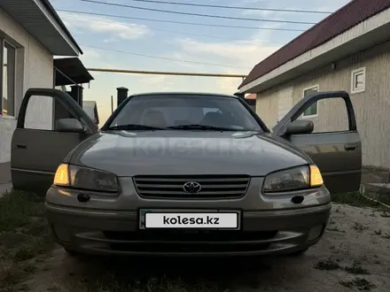 Toyota Camry 1998 года за 3 900 000 тг. в Алматы – фото 3