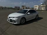 Toyota Camry 2018 года за 14 000 000 тг. в Уральск – фото 2