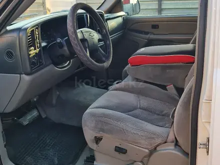 Chevrolet Suburban 2004 года за 8 500 000 тг. в Астана – фото 8