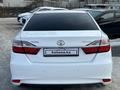 Toyota Camry 2015 года за 10 600 000 тг. в Актобе – фото 4