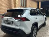 Toyota RAV4 2022 года за 18 500 000 тг. в Алматы – фото 2