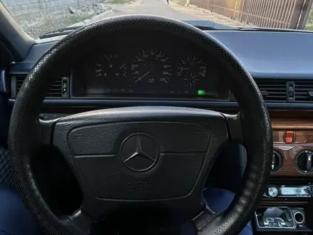 Mercedes-Benz E 220 1993 года за 2 200 000 тг. в Алматы – фото 18