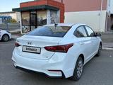 Hyundai Accent 2019 года за 6 200 000 тг. в Атырау – фото 2