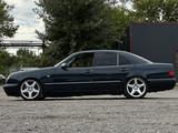 Mercedes-Benz E 320 1998 года за 2 700 000 тг. в Караганда – фото 2