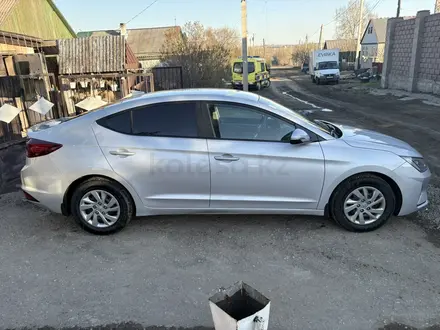 Hyundai Elantra 2019 года за 7 500 000 тг. в Караганда – фото 2