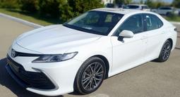 Toyota Camry 2023 года за 14 900 000 тг. в Актобе – фото 2