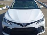 Toyota Camry 2023 года за 16 000 000 тг. в Актобе – фото 2