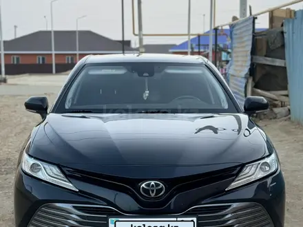 Toyota Camry 2019 года за 13 600 000 тг. в Атырау – фото 3