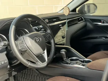 Toyota Camry 2019 года за 13 600 000 тг. в Атырау – фото 12