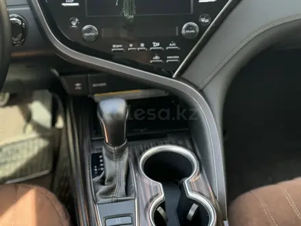 Toyota Camry 2019 года за 13 600 000 тг. в Атырау – фото 15
