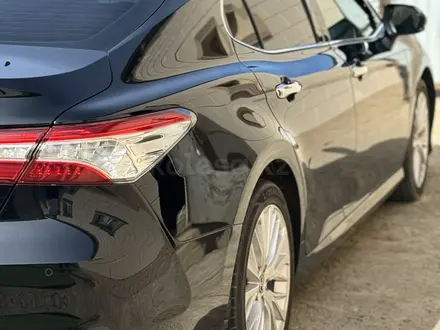 Toyota Camry 2019 года за 13 600 000 тг. в Атырау – фото 16