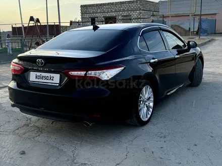 Toyota Camry 2019 года за 13 600 000 тг. в Атырау – фото 2