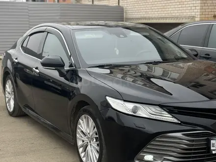 Toyota Camry 2019 года за 13 600 000 тг. в Атырау – фото 6