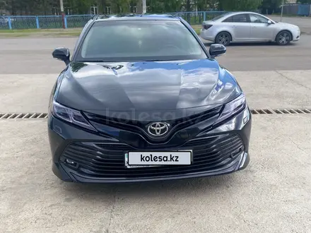 Toyota Camry 2019 года за 13 500 000 тг. в Атбасар – фото 2