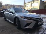 Toyota Camry 2019 года за 12 500 000 тг. в Уральск – фото 2