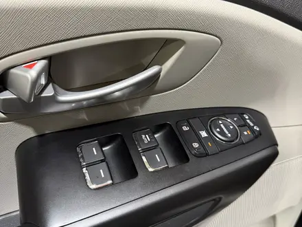 Kia Carnival 2016 года за 11 900 000 тг. в Алматы – фото 17