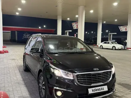 Kia Carnival 2016 года за 11 900 000 тг. в Алматы – фото 2