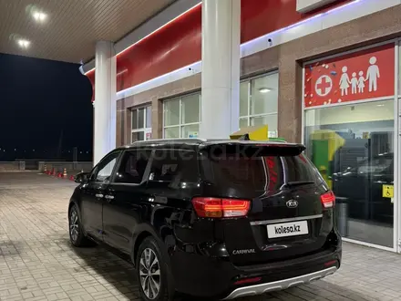Kia Carnival 2016 года за 11 900 000 тг. в Алматы – фото 4