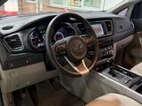 Kia Carnival 2016 года за 11 900 000 тг. в Алматы – фото 5