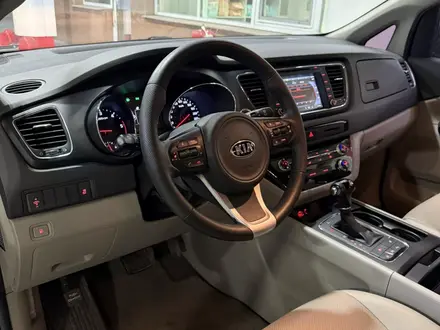 Kia Carnival 2016 года за 11 900 000 тг. в Алматы – фото 5