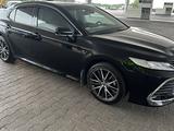 Toyota Camry 2021 года за 16 700 000 тг. в Алматы – фото 4