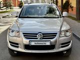 Volkswagen Touareg 2008 года за 7 500 000 тг. в Астана – фото 2