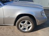Mercedes-Benz E 200 1994 годаүшін2 700 000 тг. в Жезказган – фото 3