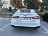 Toyota Camry 2018 года за 15 400 000 тг. в Шымкент – фото 3