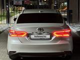 Toyota Camry 2021 года за 19 000 000 тг. в Атырау – фото 2