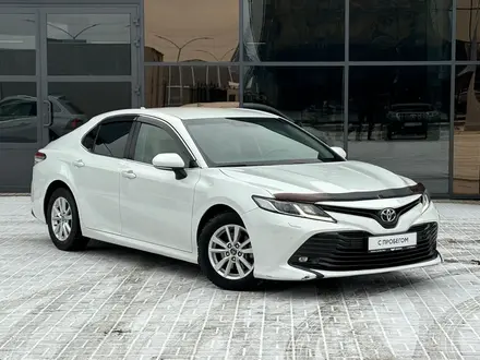 Toyota Camry 2018 года за 12 100 000 тг. в Уральск – фото 3