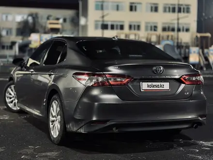 Toyota Camry 2018 года за 7 500 000 тг. в Атырау – фото 2