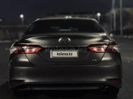 Toyota Camry 2018 года за 7 500 000 тг. в Атырау – фото 3