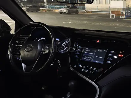 Toyota Camry 2018 года за 7 500 000 тг. в Атырау – фото 6