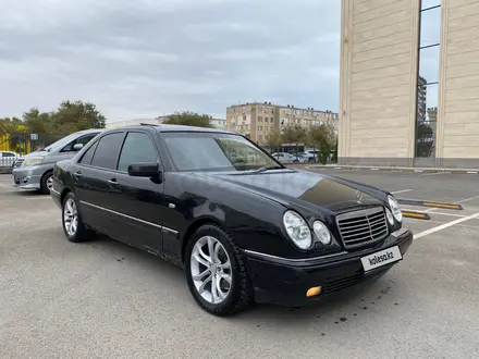 Mercedes-Benz E 320 1997 года за 2 500 000 тг. в Жанаозен – фото 3