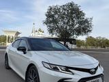 Toyota Camry 2021 года за 12 600 000 тг. в Караганда – фото 2
