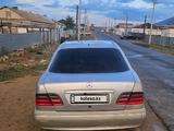 Mercedes-Benz E 200 2000 года за 2 000 000 тг. в Атырау – фото 4