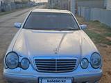 Mercedes-Benz E 200 2000 года за 2 000 000 тг. в Атырау – фото 3