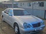 Mercedes-Benz E 200 2000 года за 2 000 000 тг. в Атырау – фото 2