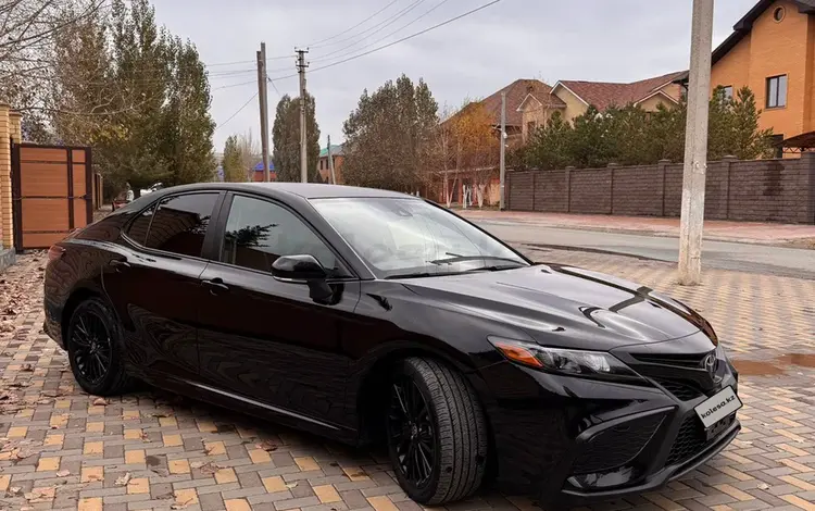 Toyota Camry 2022 года за 13 500 000 тг. в Актобе