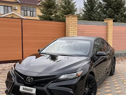 Toyota Camry 2022 года за 13 500 000 тг. в Актобе – фото 3